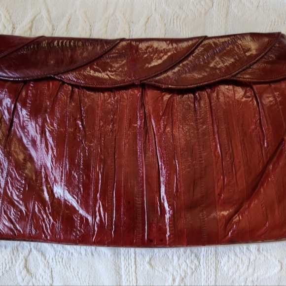 Rich red burgundy Eel skin clutch - Picture 4 of 10